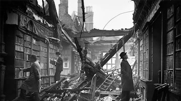 Destroços da biblioteca particular da Holland House, casa do século 17 do Lorde Ilchester, em Kensington, Londres, após um bombardeio alemão em 23 de outubro de 1940. Foto: Hulton Archive/Editora Intrínseca