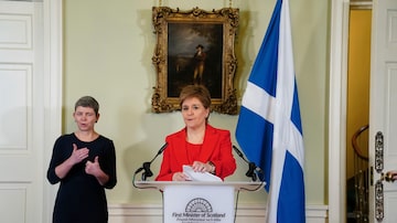 Nicola Sturgeon speaks during a press conference at Bute House in Edinburgh, Wednesday, Feb. 15 2023. Sturgeon has resigned as first minister of Scotland following months of controversy over a law that makes it simpler for people to change their gender on official documents. Sturgeon led the country's devolved government and the Scottish National Party for eight years. (Jane Barlow/Pool photo via AP). Foto: Jane Barlow/AP