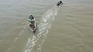 Barco é rebocado no Pará; autoridades investigam origem. Foto: Reprodução/PF