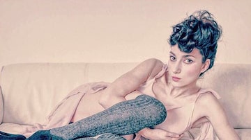 Fotógrafa Lilya Corneli recriou o quadro 'Mulher reclinada com meias verdes'. Foto: Iera Herranz/ EFE
