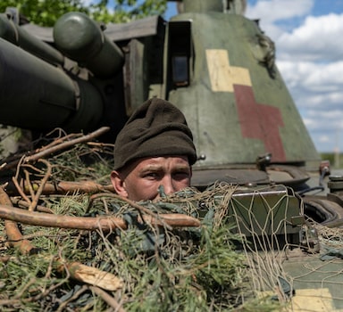 Um soldado ucraniano faz observações em um tanque de guerra em Lyman, na região de Donetsk