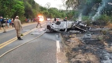 A violência do impacto foi tão grande que os dois automóveis pegaram fogo imediatamente. Foto: Polícia Rodoviária Federal