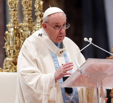 Papa Francisco pede paz durante missa na Basílica de São Pedro.