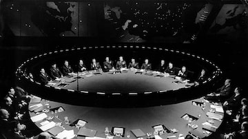 Cena mostra uma reunião de cúpula no 'Dr. Fantástico', filme de 1964 dirigido por Stanley Kubrick que teve Peter Sellers em vários papéis. Foto: Sony/Columbia Pictures