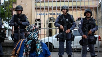Parentes buscam notícias de presos à frente da Cadeia de Manaus. Foto: Sandro Pereira