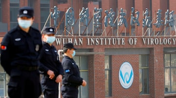 FILE PHOTO: Security personnel keep watch outside the Wuhan Institute of Virology during the visit by the World Health Organization (WHO) team tasked with investigating the origins of the coronavirus disease (COVID-19), in Wuhan, Hubei province, China February 3, 2021. REUTERS/Thomas Peter/File Photo. Foto: Thomas Peter/ Reuters - 03/02/2021