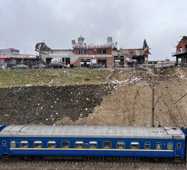 Trem passa por área atacada por bombardeio russo em Lviv, em 18 de abril