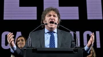 Javier Milei defende a dolarização da economia argentina.