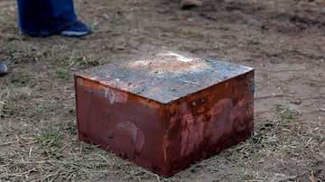 Acredita-se que a caixa encontrada seja a cápsula do tempo de 1887 que foi colocada sob o pedestal da estátua do general confederado Robert E. Lee em Richmond, Virgínia. Foto: Eva Russo/Richmond Times-Dispatch via AP
