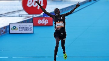 Queniano Kibiwott Kandie quebra recorde mundial da meia maratona em Valência. Foto: Manuel Bruque/EFE