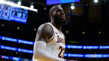 Los Angeles Lakers forward LeBron James reacts after a shot during the second half of an NBA basketball game against the Golden State Warriors in Los Angeles, Saturday, March 16, 2024. (AP Photo/Ashley Landis). Foto: Ashley Landis/AP