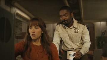 Rashida Jones e David Oyelowo em cena da série "Silo". Foto: Apple TV+ / AP