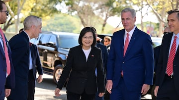Taiwan President Tsai Ing-wen (2nd L) is greeted upon arrival for a bipartisan meeting with US Speaker of the House Kevin McCarthy (2nd R) at the Ronald Reagan Presidential Library in Simi Valley, California, on April 5, 2023. - Duelling demonstrations from both pro-Beijing and pro-Taipei camps gathered at the Ronald Reagan Presidential Library in Simi Valley for Tsai's arrival on what is officially a stop-over between Latin America and the self-ruled island. (Photo by Frederic J. Brown / AFP). Foto: Frederic J. Brown / AFP