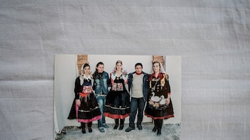 Gjystina Grishaj com outras mulheres em Lepushe. Foto: Laura Boushnak/The New York Times