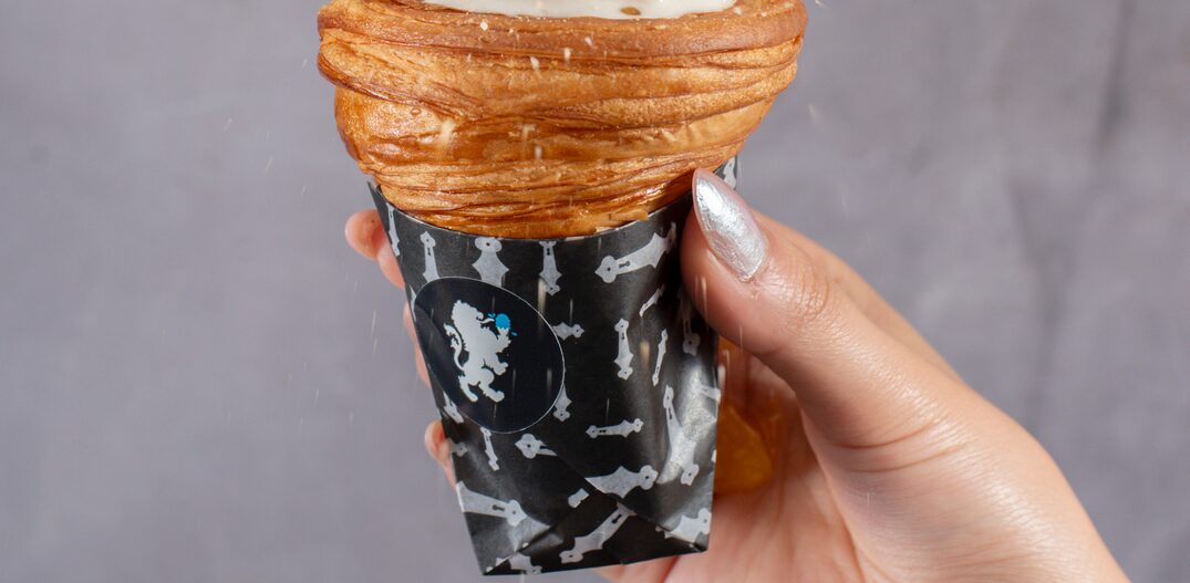 Bola de sorvete da Gelato Boutique dentro do cone de croissant da Levena. Foto: Ligia Skowronski