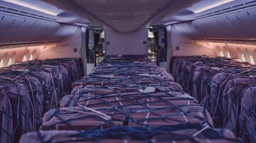 Cargas são acomodadas nas poltronas destinadas aos passageiros. Foto: Tom Jamieson/The New York Times