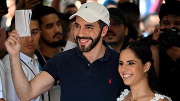 Presidente de El Salvador, Nayib Bukele, com a esposa Gabriela Rodriguez, depois de votar na disputa municipal, na qual seus aliados saíram vitoriosos em 43 dos 44 conselhos.