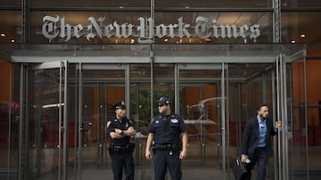 Polícia reforça segurança na sede do jornalNew York Times. Foto: Drew Angerer/Getty Images/AFP