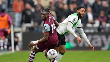 West Ham's Mohammed Kudus, left, and Liverpool's Joe Gomez battle for the ball during the English Premier League soccer match between West Ham United and Liverpool at London stadium in London, Saturday, April 27, 2024. (AP Photo/Kin Cheung). Foto: Kin Cheung/AP