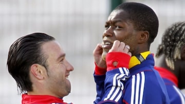 Mathieu Valbuena brinca com Djibril Cissé em treinamento da seleção francesa em 2010. Foto: Charles Platiau/ Reuters