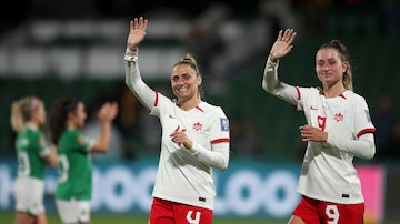 Canada's Jordyn Huitema, right, and Canada's Shelina Zadorsky react after the Women's World Cup Group B soccer match between Canada and Ireland in Perth, Australia, Wednesday, July 26, 2023. Canada won the match 2-1. (AP Photo/Gary Day). Foto: Gary Day/AP Photo
