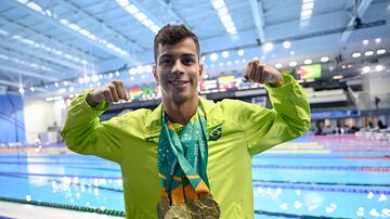 Brazil's Guilherme Costa poses for a picture while holding the medals he won during the swimming events of the Pan American Games Santiago 2023, at the Aquatics Centre in the National Stadium Sports Park in Santiago, on October 25, 2023. (Photo by MAURO PIMENTEL / AFP)