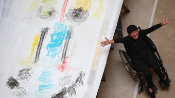 O artistaFrancisco de Almeida e sua xerox gigantesca no CCBB. Foto: WILTON JUNIOR / ESTADÃO
