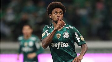 Luiz Adriano mandou a torcida se calar e provocou a ira de organizada do Palmeiras. Foto: Alex Silva/Estadão
