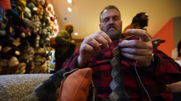 Devlin Breckenridge, um intérprete que faz crochê há cerca de 15 anos, participa de uma reunião da DC Men Knit. (Photo by ). Foto: Agnes Bun / AFP