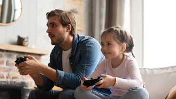 Videogame com os pais. Foto: opolja - stock.adobe.com