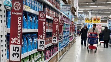 Pessoas compram mantimentos em um supermercado em Buenos Aires em 14 de maio de 2024