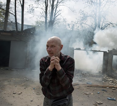 A local resident reacts after a Russian attack on a residential area in Kharkiv, in northeastern Ukraine, on Tuesday, April 19, 2022. Russia declared on Tuesday that its offensive for control over UkraineÕs industrial heartland was underway as it bombarded targets across the sprawling eastern front, with Ukrainian officials saying they were mounting a spirited defense. (Tyler Hicks/The New York Times)