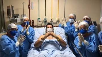 Marcelo Magno apareceu em vídeo acordado e fazendo um coração com as mãos. Foto: Instagram / @neyarapinheiro