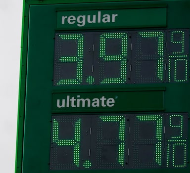 Os preços são exibidos em uma placa em um posto de gasolina em Milwaukee