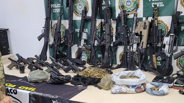 Polícia apreendeu um arsenal de guerra com os milicianos: 12 fuzis, sete pistolas, dezenas de carregadores e centenas de munições. Foto: PRF/Divulgação