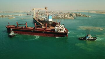 Navio grego 'Zografia' recebe reparos no Canal de Suez após ser alvo de ataque dos rebeldes houthis, do Iêmen, na outra ponta do Mar Vermelho
