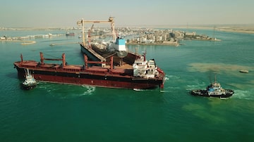 Navio grego 'Zografia' recebe reparos no Canal de Suez após ser alvo de ataque dos rebeldes houthis, do Iêmen, na outra ponta do Mar Vermelho
