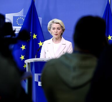 Brussels (Belgium), 27/04/2022.- European Commission President Ursula von der Leyen makes a statement following the decision by Russian energy giant Gazprom to halt gas shipments to Poland and Bulgaria, in Brussels, Belgium, 27 April 2022. (Bélgica, Polonia, Rusia, Bruselas) EFE/EPA/KENZO TRIBOUILLARD / POOL
