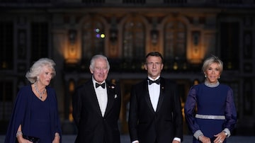 French President Emmanuel Macron, center right, his wife Brigitte Macron, right, Britain's King Charles III, center left, and Queen Camilla arrive for a state dinner, at the Chateau de Versailles, west of Paris, Wednesday, Sept. 20, 2023. King Charles III of the United Kingdom starts a three-day state visit to France on Wednesday meant to highlight the friendship between the two nations with great pomp, after the trip was postponed in March amid widespread demonstrations against President Emmanuel Macron's pension changes. (AP Photo/Christophe Ena). Foto: Christophe Ena/AP