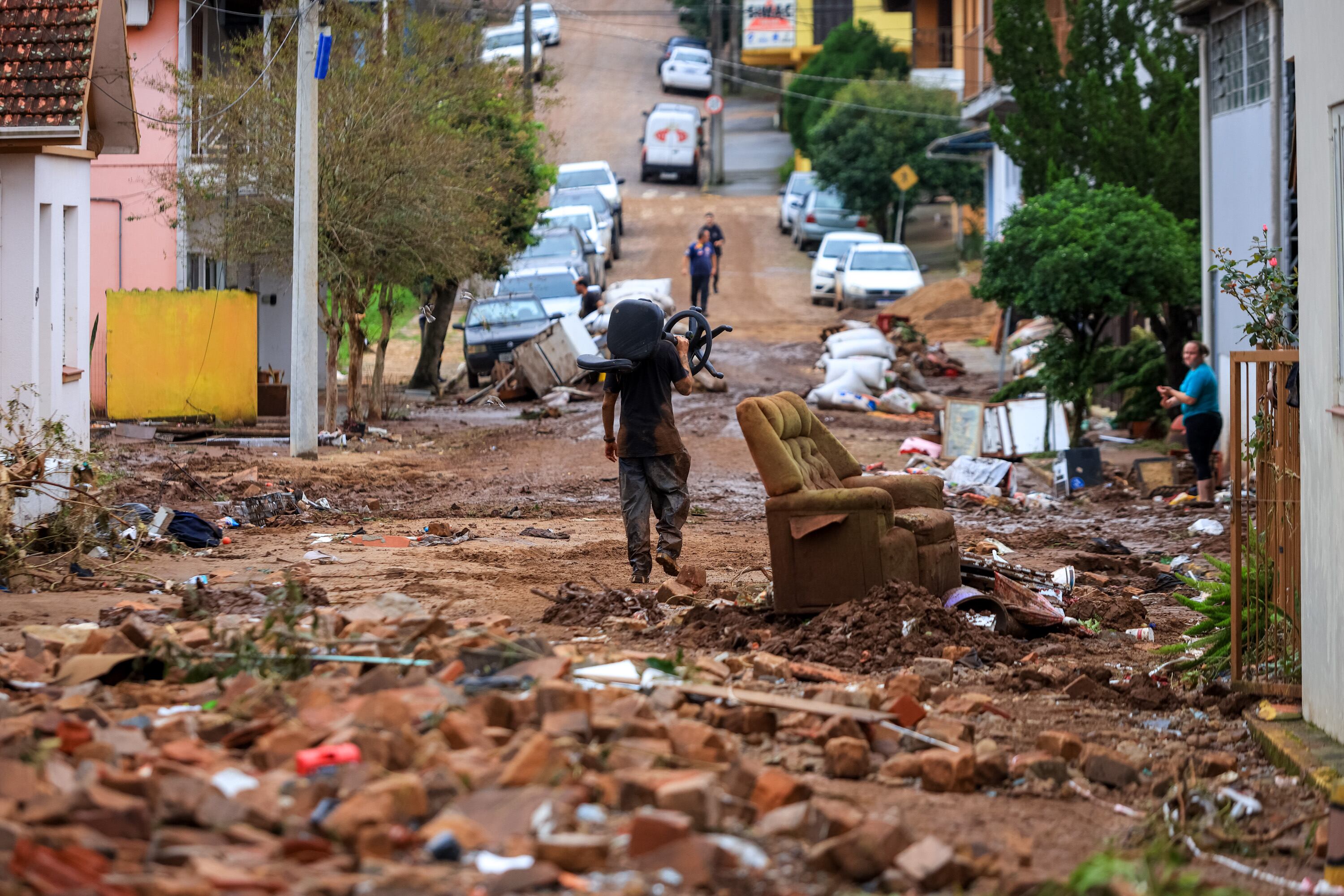 Voluntários realizam trabalho de limpeza em Sinimbu, uma das primeiras cidades atingidas pelas fortes chuvas no Estado