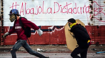 
Protestos contra a ditadura de Nicolas Maduro em Caracas. / AFP PHOTO / RONALDO SCHEMIDT
. Foto: RONALDO SCHEMIDT