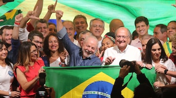 DNT 30-10-2022 - SvÉO PAULO - SP / LUIS INACIO LULA DA SILVA EMBARGADO / NACIONAL OE / ELEIvávïES 2022 / LULA PRONUNCIAMENTO - Luiz Inv°cio Lula da Silva, candidato eleito v† Presidv™ncia da Repv?blica pelo PT no segundo turno das eleivßvµes 202 derrotando Jair Bolsonaro (PL), candidato v† reeleivßv£o, durante pronunciamento apv=s tv©rmino da apuravßv£o no hotel Intercontinental na Al. Santos, 1123 em Sv£o Paulo - FOTO - DANIEL TEIXEIRA/ESTADÃO. Foto: DANIEL TEIXEIRA/ESTADÃO