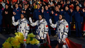 TOPSHOT - (L-R) Astronauts Jiang Xinlin, Tang Shengjie and Tang Hongbo wave before boarding the Shenzhou-17 spacecraft on a Long March-2F carrier rocket at the Jiuquan Satellite Launch Centre in the Gobi desert, in northwest China on October 26, 2023. (Photo by Pedro Pardo/AFP). Foto: Pedro Pardo/AFP