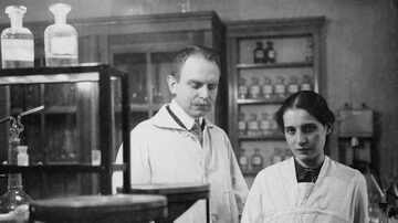 In an image provided to The New York Times, Dr. Lise Meitner and Otto Hahn in a Berlin laboratory in 1909. Meitner developed the theory of nuclear fission, the process that enabled the atomic bomb, but her identity Ñ Jewish and a woman Ñ barred her from sharing credit for the discovery, newly translated letters show. (via The New York Times) Ñ NO SALES; FOR EDITORIAL USE ONLY WITH NYT STORY SCI PHYSICIST SNUB BY KATRINA MILLER FOR OCT. 2, 2023. ALL OTHER USE PROHIBITED. Ñ. Foto: The New York Times/Arquivo