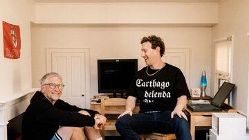Mark Zuckerberg (dir.), criador do Facebook, convidou o veterano da tecnologia Bill Gates, fundador da Microsoft, para comemorar seu aniversário de 40 anos. Foto: Reprodução/Instagram/@Zuck