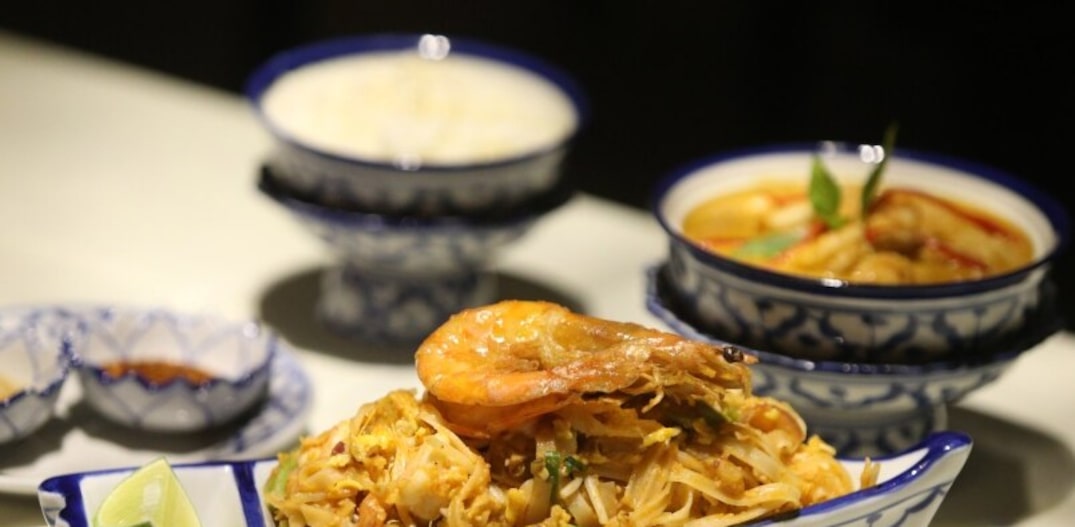 O mais conhecido dos pratos tailandeses, o pad thai, neste caso com camarão, está presente no cardápio. Foto: Nilton Fukuda|Estadão 