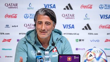 Switzerland's coach Murat Yakin attends a press conference in Doha on December 5, 2022, on the eve of the Qatar 2022 World Cup Round of 16 football match between Portugal and Switzerland. (Photo by Fabrice COFFRINI / AFP). Foto: Fabrice Coffrini/AFP