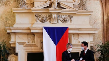 Ministro das Relações Exteriores de Taiwan, Joseph Wu, condecoração do Senado da República Checa, em Praga. Foto: REUTERS/David W Cerny (27/10/2021)