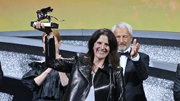 A cineasta americana Laura Poitras recebe o prêmio Leão de Ouro do Festival de Cinema de Veneza pelo documentário 'All the Beauty and the Bloodshed'. Foto Ettore Ferrari / EFE / EPA. Foto: ETTORE FERRARI