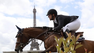 A família Andrade tinha uma mansão com cavalos de exibição e jatinhos. Emanuel Andrade em Paris. Foto: Jacques Demarthon/Agence France-Presse-Getty Images